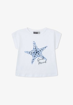 Camiseta blanca de manga corta con un gráfico de estrella de mar azul con manchas y el texto "Buen Humor" impreso en el frente.