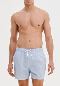 Jasnoniebieskie spodenki kąpielowe w paski z elastycznym pasem i białym sznurkiem. Wykonane z lekkiego materiału, charakteryzują się luźnym krojem i brakiem kieszeni.