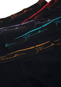Černé boxerky s barevnými elastickými pásky v oranžové, červené, fialové, tyrkysové a hnědé barvě, s nápisem "Threadbare" vytištěným kurzívou.