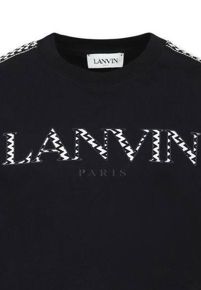 T-shirt nera con logo bianco stampato "LANVIN" in un motivo a zigzag e "PARIS" in un font più piccolo sottostante. Collo rotondo, maniche corte.