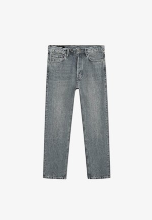 Grijze spijkerbroek met rechte pijpen, voorste knoop- en ritssluiting, vijf zakken en riemlussen, plat liggend op een witte achtergrond.