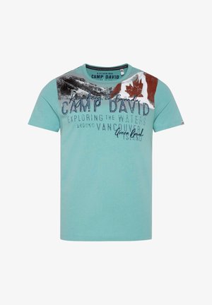 Türkisfarbenes Baumwoll-T-Shirt mit Rundhalsausschnitt, das grafische Drucke von Bergen, einer kanadischen Flagge und Text in verschiedenen Schriftarten zeigt.