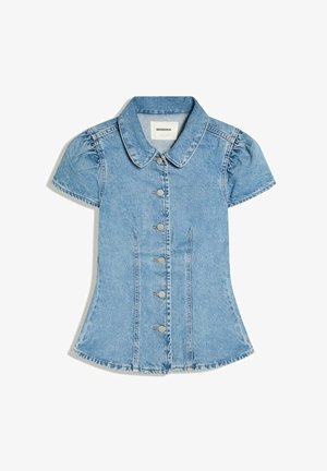 Hellblaue Denim-Kurzarmbluse mit Puffärmeln, silbernen Druckknöpfen vorne und einem breiten Kragen.