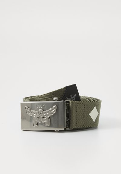 Curea din nylon verde cu o cataramă din metal argintiu, având un design cu aripi. Include o curea neagră cu un accent în formă de diamant.