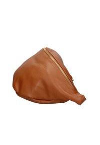 Borsetta in pelle marrone con superficie testurizzata, forma curve e dettagli in zip dorata lungo il bordo superiore.