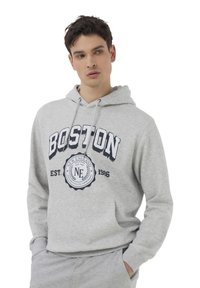 Felpa grigia con cappuccio con la scritta "BOSTON" e un emblema circolare con la dicitura "NEW ENGLAND EST. 1986." Dotata di cappuccio con cordino e tasca frontale.