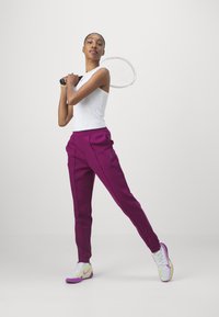 Nike Performance HERITAGE PANT - Treniņtērpa apakšdaļas - sangria