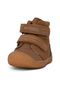 Zapatos de niños de color marrón de caña alta, con parte superior de ante y tela, tiras de velcro, suela de goma texturizada y área de puntera reforzada.
