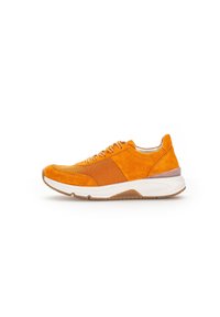 Pomarańczowy sneaker z zamszowej cholewki, siateczkowymi wstawkami i wyściółką z białej pianki oraz fakturowaną podeszwą dla lepszej przyczepności.