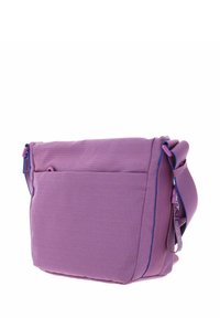 Sac messager violet en matériau texturé, avec un compartiment principal zippé, une poche avant et une sangle réglable.