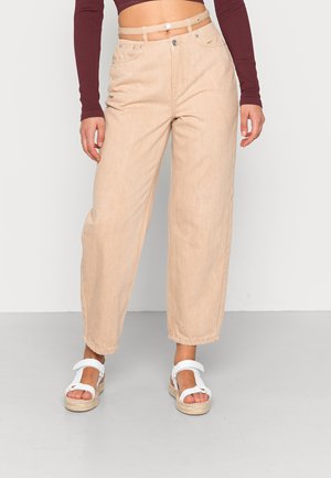 NA-KD BELT DETAIL BARREL - Calças de ganga bootcut - beige