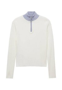 Weißer Pullover mit langen Ärmeln, der über einen hellblauen, gerippten Stehkragen und einen Reißverschluss verfügt. Glatte Textur mit klassischer Passform.