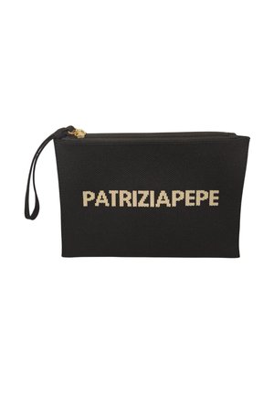 Pochette rettangolare in tessuto nero con scritta beige "PATRIZIA PEPE", zip dorata e cinturino da polso attaccato su sfondo bianco.