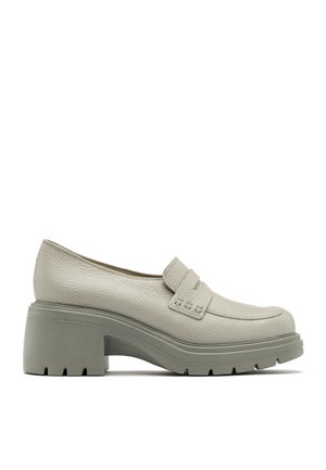 Mocassin gris clair à talon épais, empeigne en cuir texturé et semelle épaisse à relief, vue de côté sur fond blanc.