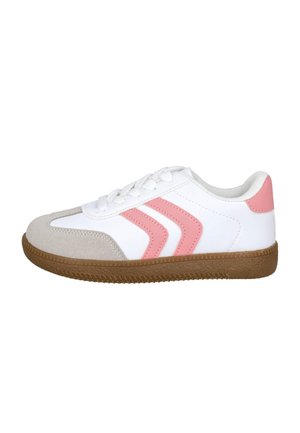 Zapatilla blanca con rayas en forma de chevrón rosas, puntera beige, suela marrón y cordones blancos, vista de lado sobre un fondo blanco.