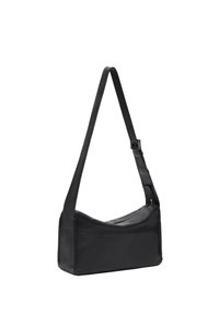 Bolso de hombro de cuero negro con un diseño curvado, correa ajustable, textura suave y cierre de cremallera. Presenta un detalle minimalista.