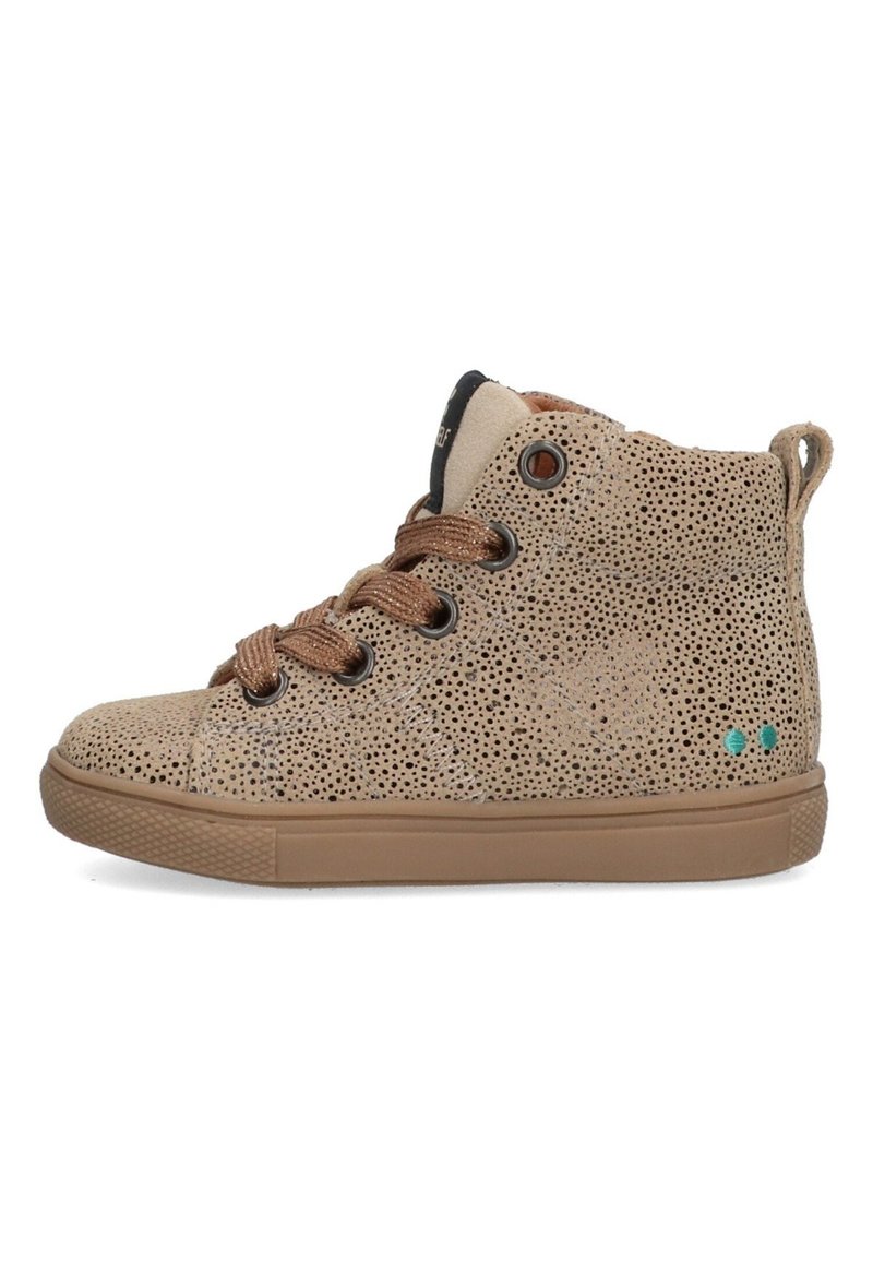 Beige geperforeerde hoge sneakers met bruine veters, een rubberen zool en teal accenten. Voorzien van een gevoerd kraag en oogjes voor ademend vermogen.
