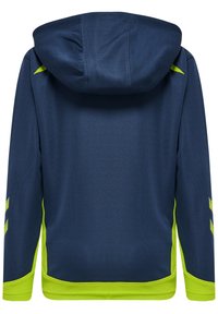 Felpa sportiva blu navy con finitura testurizzata; presenta dettagli verde brillante sui lati e sull'orlo, e un cappuccio con un design strutturato.