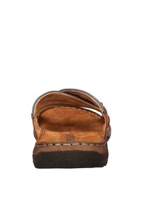 Bruine leren sandaal met grijze stiksels en een open achterkant. Beschikt over een gestructureerde, gevormde binnenzool en een zwarte rubberen buitenzool voor grip.