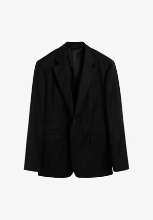 Blazer negro de tejido texturizado, con cuello muesca, cierre de un solo botón y tres bolsillos frontales.