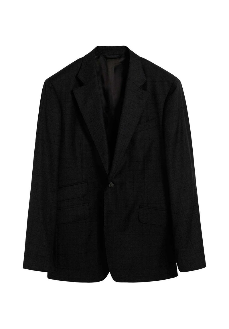 Blazer negro de tejido texturizado, con cuello muesca, cierre de un solo botón y tres bolsillos frontales.