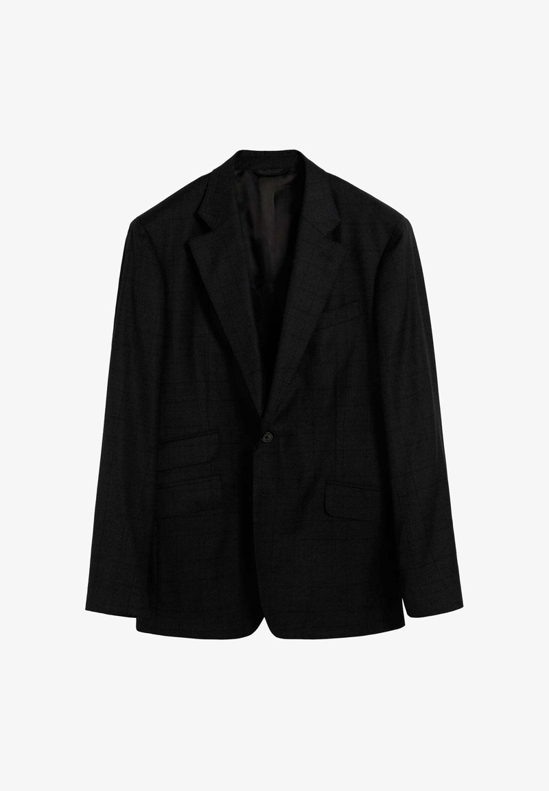 Blazer negro de tejido texturizado, con cuello muesca, cierre de un solo botón y tres bolsillos frontales.