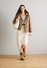 UGG CLASSIC MINI TRAILGAZER - Zimski škornji - chestnut