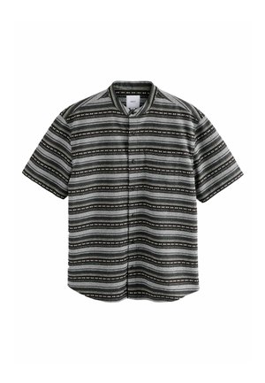 Camisa de manga corta con un patrón a rayas en negro, blanco y verde, con cierre de botones y cuello mao. Tejido texturizado.