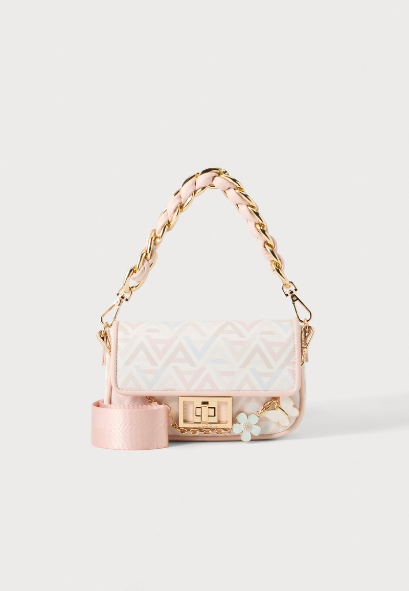 Sac à main rose clair avec chaîne dorée et poignée tressée, charm floral, rabat à motif géométrique et sangle large amovible sur fond uni.
