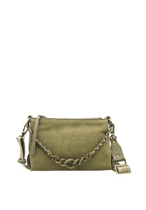Sac bandoulière en daim vert olive avec chaîne décorative en or, bandoulière ajustable avec boucle, et fermeture éclair sur le dessus.