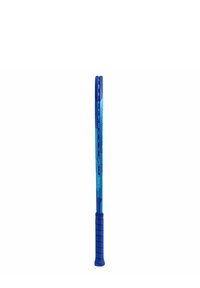 Blauwe hockeystick met textuur grip en bedrukte logo's, verticaal weergegeven tegen een witte achtergrond.