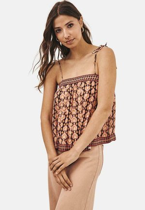 Top sin mangas de estampado floral en tonos de rosa y naranja, con tirantes finos y un diseño suelto y fluido con un cuerpo fruncido.