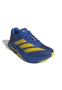 Blauer und gelber Laufschuh mit einem Mesh-Obermaterial, drei gelben Streifen und einer strukturierten Sohle. Mit gepolstertem Schaft und Schnürsenkeln ausgestattet.