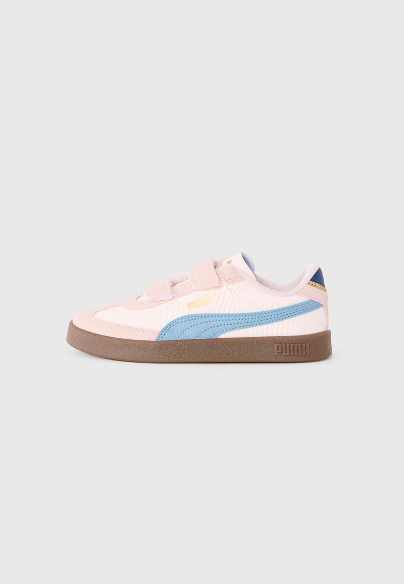 Ljusrosa sneakers med blå detaljer, försedda med kardborreband och en brun gummisula. Guldlogotyp på sidan.