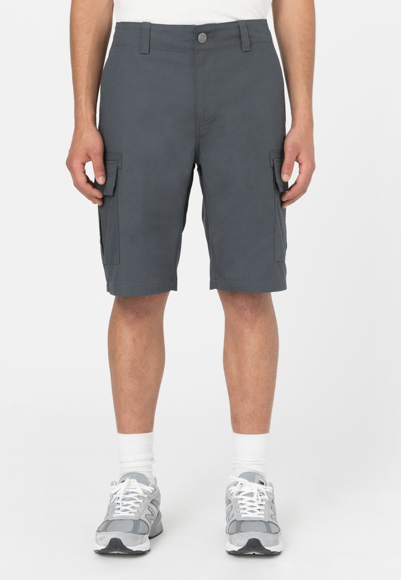 Shorts cargo gris avec poches latérales, fermeture à bouton et passants de ceinture. Fabriqués dans un tissu texturé, à longueur genou avec une coupe droite.