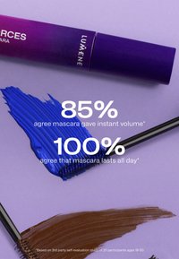 Tube de mascara Lumene violet au-dessus de coups de pinceau mascara bleus et bruns avec un texte indiquant que 85 % des personnes constatent un volume instantané, 100 % constatent une tenue toute la journée.