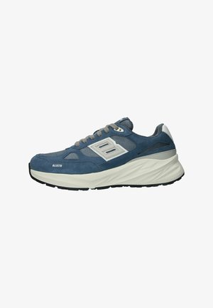 Blauwe sportieve schoenen met een bovenwerk van mesh en suede, beige accenten, grijze veters en een dikke witte en zwarte zool. Zijkant logo zichtbaar.