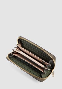 Portafoglio in pelle verde con zip dorata, dotato di più scomparti per carte e di un compartimento centrale con zip. L'interno presenta sezioni lisce e testurizzate.