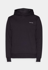 Zwarte capuchontrui gemaakt van zacht materiaal, met een geribde zoom en manchetten, en een klein wit "Calvin Klein" logo op de linkerborst.