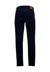 Pantaloni di velluto a coste blu scuro con tasche posteriori e una patch in pelle marrone con il marchio sulla vita, mostrati di retro.