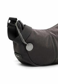 Borsa a spalla in tessuto nero con finitura testurizzata, tracolla regolabile e accento in catena argentata. Presenta un'etichetta con logo e una tasca laterale con cerniera.