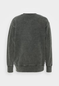 Sudadera gris con textura desgastada, con mangas largas y un escote redondo. Diseño sencillo sin adornos ni patrones.