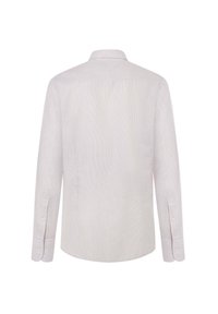 Camisa de manga larga de color claro con cuello puntiagudo, puños con botones y un sutil patrón de rayas verticales en una tela texturada.