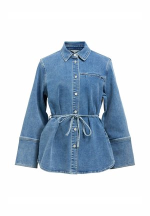 Veste en jean bleu à boutons, manches larges, ceinture à la taille et petite poche poitrine du côté droit.