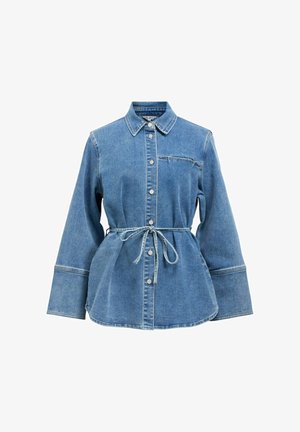 Veste en jean bleu à boutons, manches larges, ceinture à la taille et petite poche poitrine du côté droit.