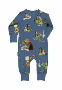 Blå babyoverall med illustrationer av en man, randiga katter i gröna byxor, höns och träleksaker i olika lekfulla scener.