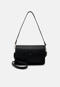 Sac à bandoulière noir en cuir avec fermeture à rabat, bandoulière réglable, quincaillerie dorée et design minimaliste. Texture lisse.