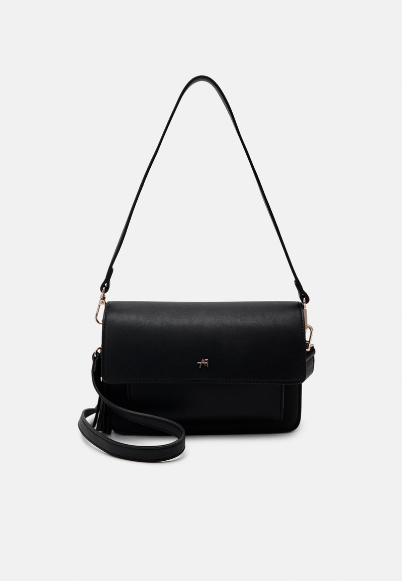 Sac à bandoulière noir en cuir avec fermeture à rabat, bandoulière réglable, quincaillerie dorée et design minimaliste. Texture lisse.