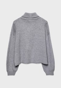 Grau gepulster Pullover mit hohem Rippenkragen, lockeren Ärmeln und weicher Textur. Hat ein schlichtes, unauffälliges Design.