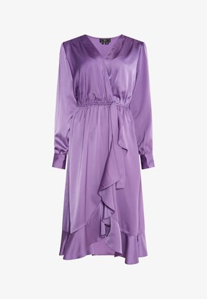 Hosszú ujjú, bélelt stílusú ruha világos lila selyemből. Ráncos szegéllyel és derékpánttal rendelkezik, mély V-nyakkal és ráncolt gumipántos derékrésszel.